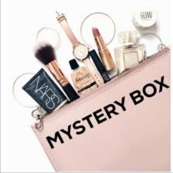 📦 Beauty Mystery Box - 7 Items 📦 - Picture 1 of 9